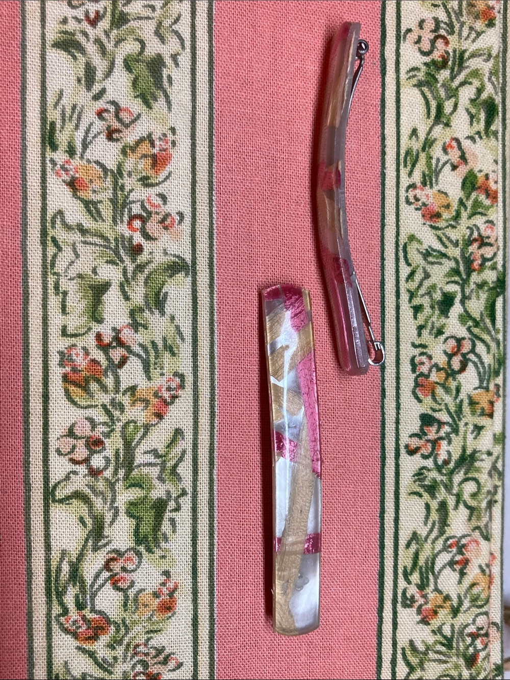 Resin Hair Barrette Set in Pink & White